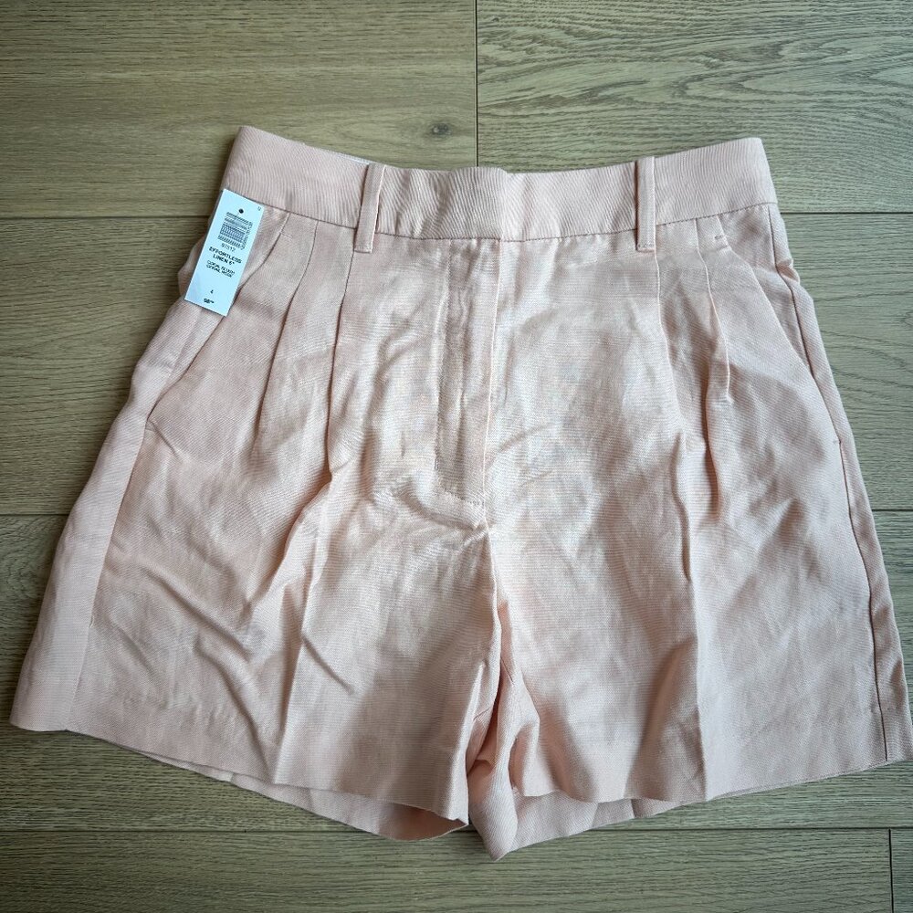 Aritzia High Waist Pleated Shorts in Light Peach